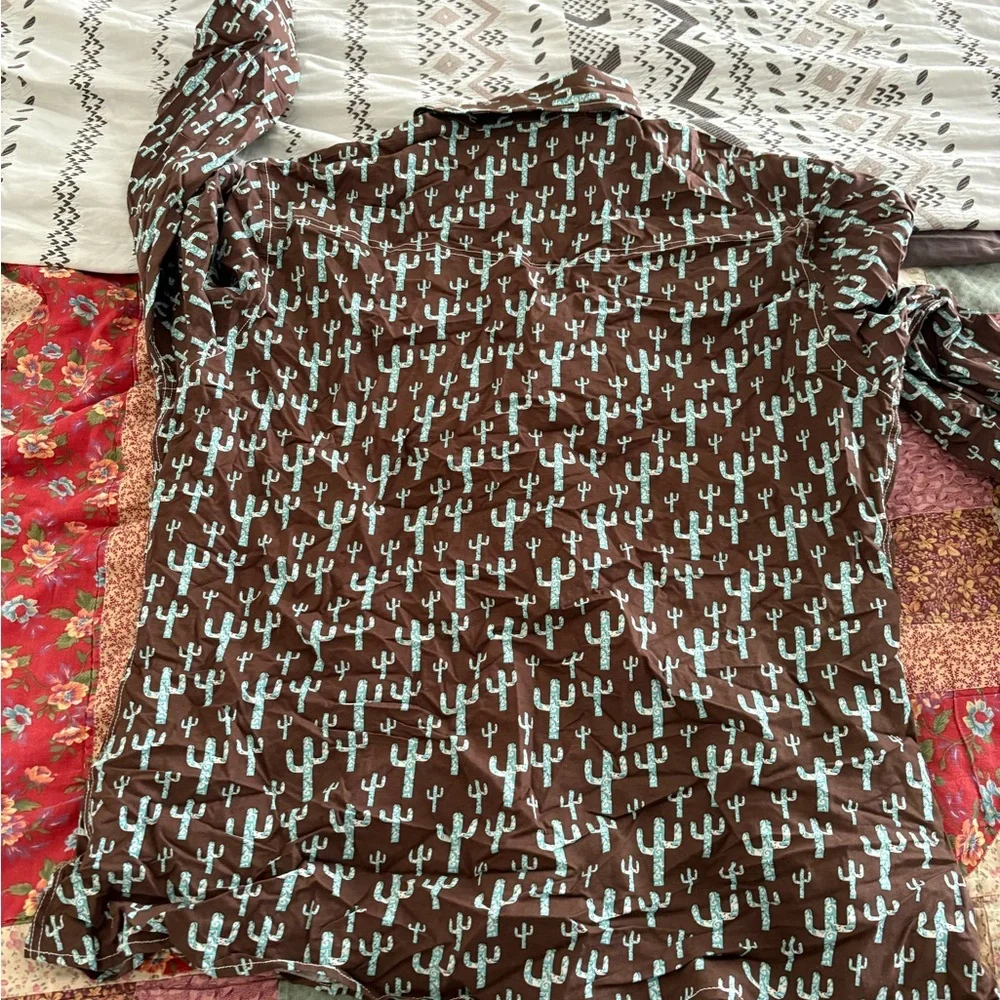 Cowgirl hardware women’s extra  large Brown Shirt with Cactus Print - Picture 2 of 9